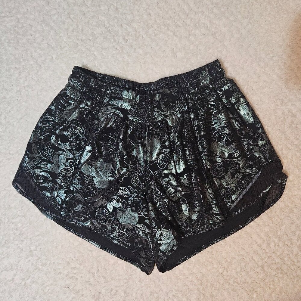 LULULEMON Metallic Floral Hottie Hot Shorts 4" Inseam. Black / Metallic Size 6